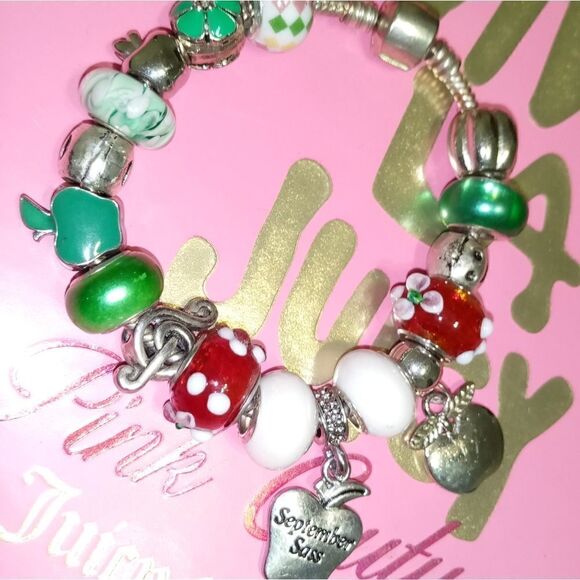 Red, white, and red apple beaded Murano charm bracelet - Picture 9 of 10